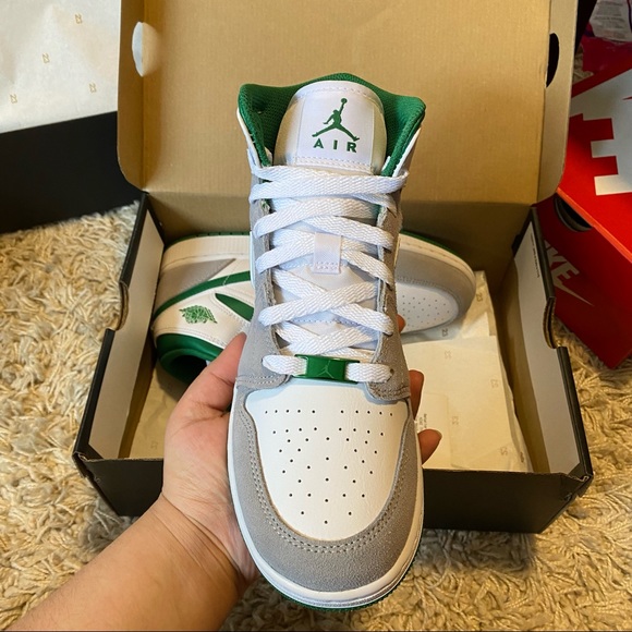 Jordan 1 Mid White Pine Green Smoke Grey - Picture 2 of 3